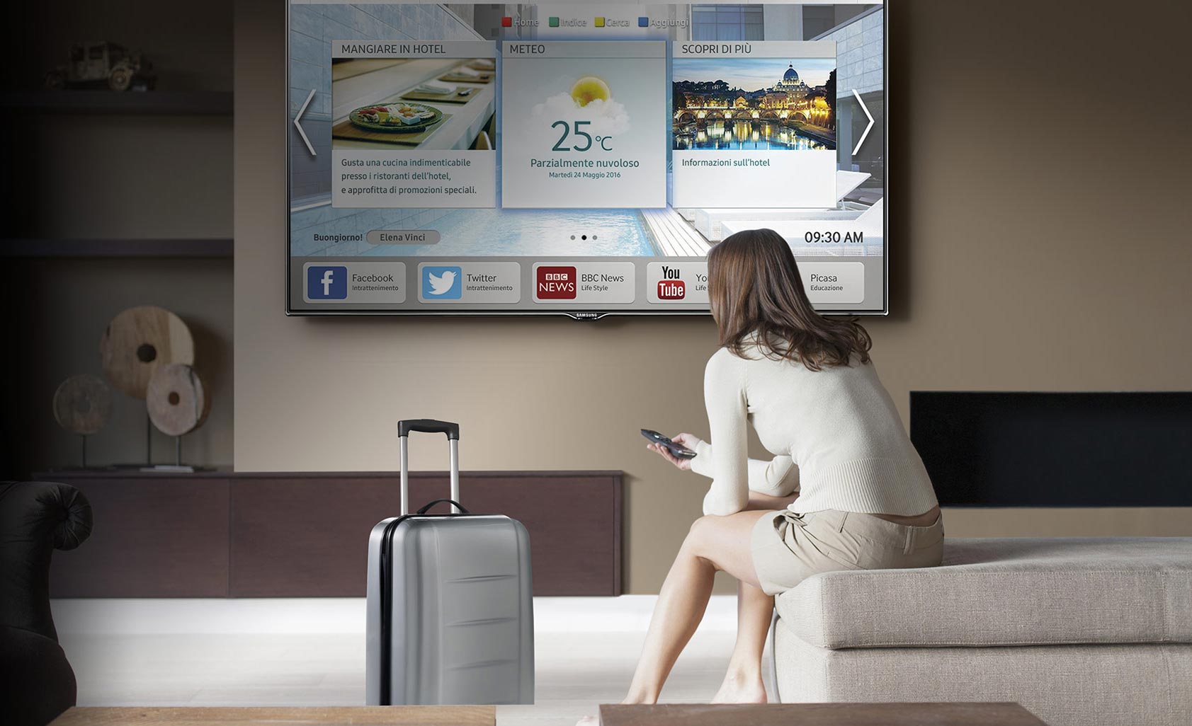 giovane donna in hotel interagisce con il display samsung smart signage