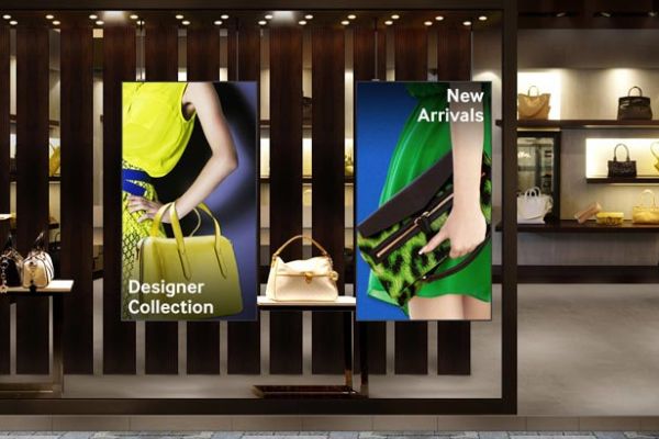 display/signage/display-smart-signage-ad-alta-luminosita-semi-outdoor-da-vetrina