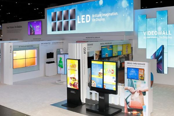 stand espositivo con vari display samsung smart signage